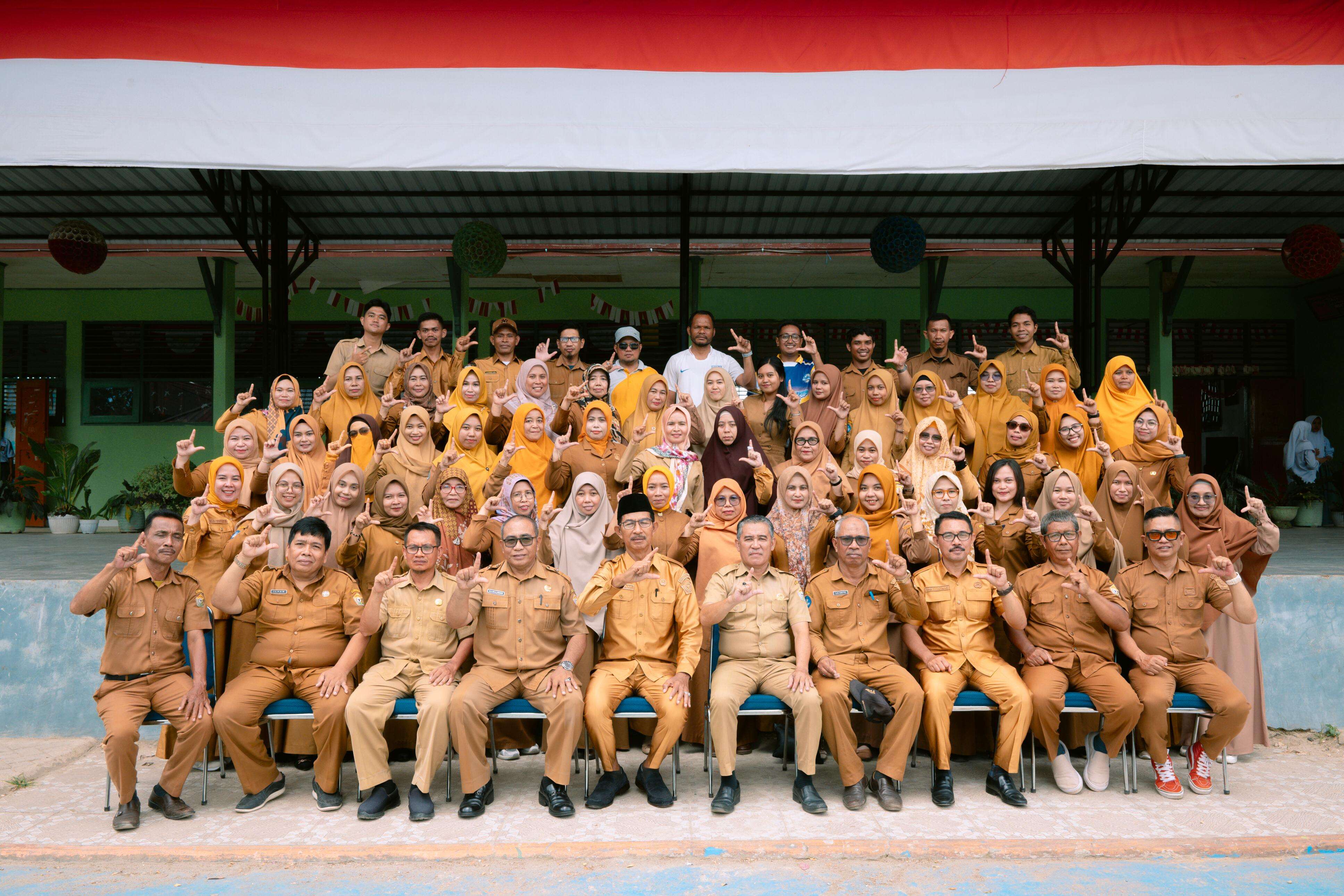 Guru beserta staf sekolah